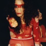 Mulheres. Lau Veríssimo em performance.-- -