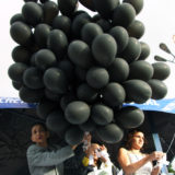 Poesia para a Estratosfera. Totem e daniel Santiago. Lau, Inaê e Taína Veríssimo - amarando as mensagens aos balões - foto de Claudia Rangel