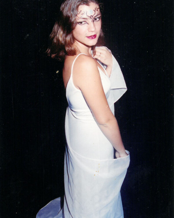 Ânima [foto 02] Ensaio fotográfico de maquiagem e figurino do espetáculo “Ânima”. 2000. Local: Recife, Pernambuco. Fotógrafa: Cláudia Rangel.  Espetáculo: Ânima. Integrante da foto: Milena Hipólito. Formato do suporte original: papel fotográfico Colorido. Informações complementares: projeto e execução de maquiagem cênica de Tatiana Pedrosa. Número de registro: 0001010002 Detentores dos direitos autorais: Grupo Totem, Cláudia Rangel, Milena Hipólito e Tatiana Pedrosa. Direitos de uso: esta foto não pode ser reproduzida sem consentimento dos detentores dos direitos autorais. Tags: 2000, Recife, Pernambuco, Milena Hipólito, Cláudia Rangel, maquiagem, Tatiana Pedrosa, Grupo Totem, foto, ensaio fotográfico, Ânima, performance, foto, 0001010002