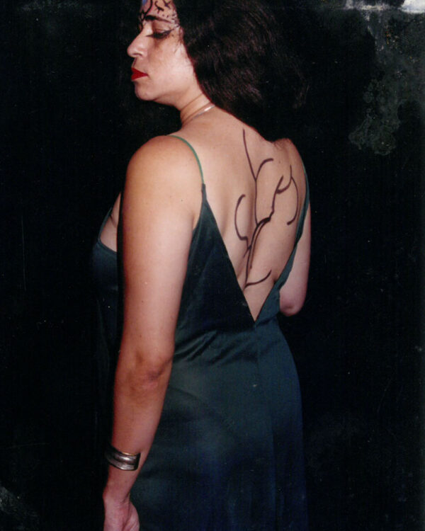 Ânima [foto 03]
Ensaio fotográfico de maquiagem e figurino do espetáculo “Ânima”.
2000.
Local: Recife, Pernambuco.
Fotógrafa: Cláudia Rangel. 
Espetáculo: Ânima.
Integrante da foto: Tatiana Pedrosa.
Formato do suporte original: papel fotográfico
Colorido.
Informações complementares: projeto de maquiagem cênica de Tatiana Pedrosa.
Número de registro: 0001010003
Detentores dos direitos autorais: Grupo Totem, Cláudia Rangel e Tatiana Pedrosa.
Direitos de uso: esta foto não pode ser reproduzida sem consentimento dos detentores dos direitos autorais.
Tags: 2000, Recife, Pernambuco, Tatiana Pedrosa, Cláudia Rangel, maquiagem, Tatiana Pedrosa, Grupo Totem, foto, ensaio fotográfico, Ânima, performance, foto, 0001010003